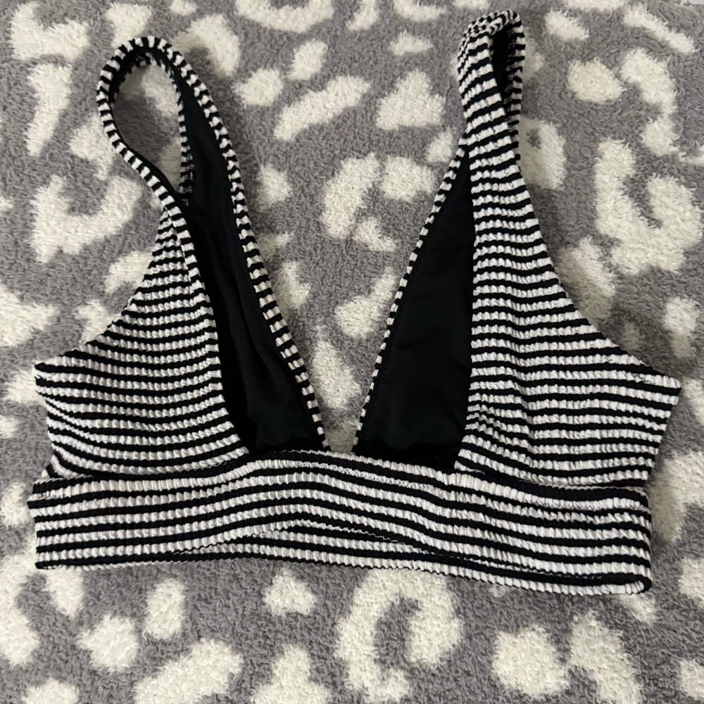 🚨Bikini Top Bundle🚨 3 Pcs - Picture 3 of 5